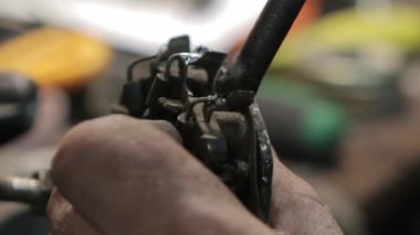 Tamirci arabanın jeneratör tamir. 