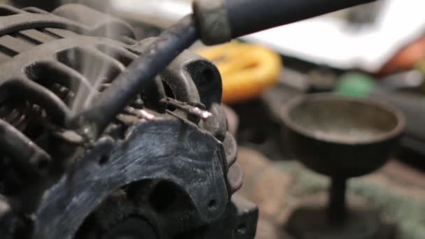 Mekanik memperbaiki generator mobil. . — Stok Video