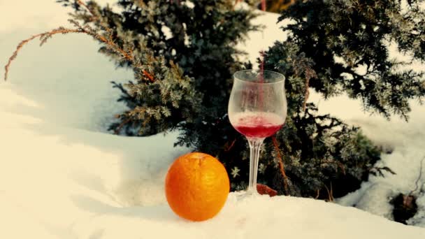 : Um copo de vinho e uma laranja . — Vídeo de Stock