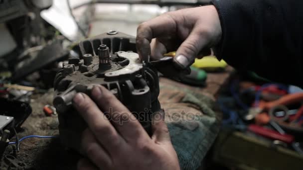 Reparación de coche geerator . — Vídeo de stock