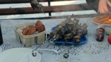 Bir kış gününde masada şiş kebap. 