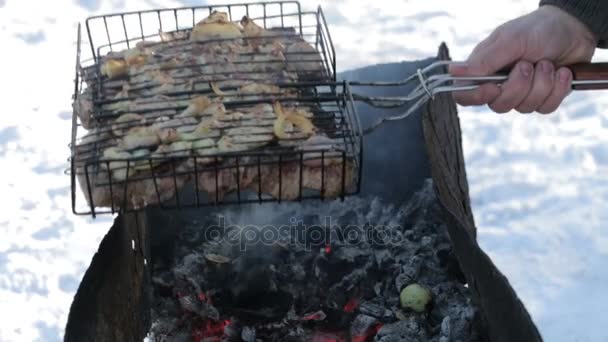 Shish kebab cucina al mattino d'inverno . — Video Stock