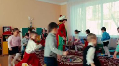 Anaokulu çocukları ile mutlu palyaço çalış.