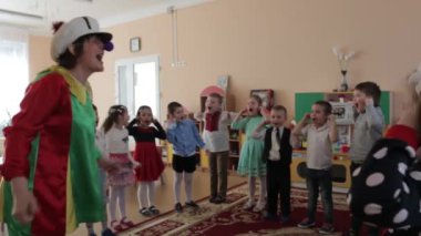 Anaokulu çocukları ile mutlu palyaço çalış.