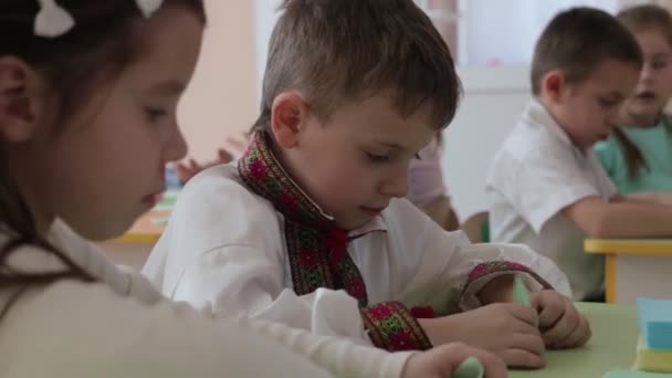 Çocuk anneleri hediye 8 Mart hazırlanıyorlar. — Stok video