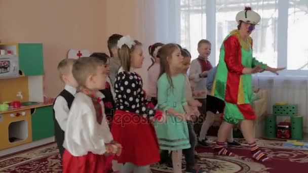 Happy clown joue avec les enfants à la maternelle . — Video