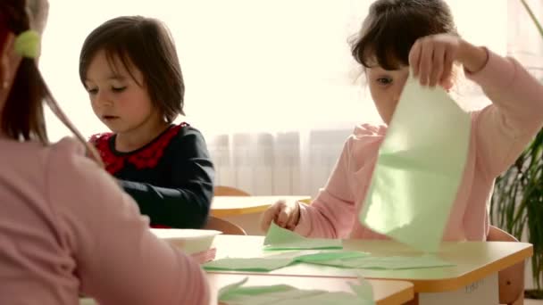 Los niños están preparando regalos a sus madres el 8 de marzo. . — Vídeos de Stock