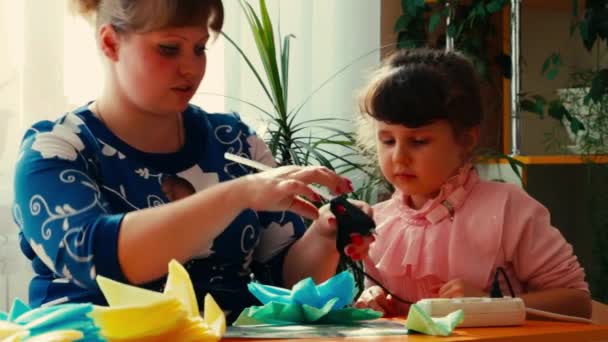 Children are preparing gifts to their mothers on March 8. — Stock Video