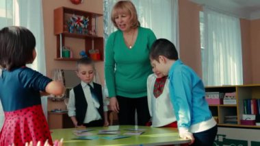 Sigara geleneksel yöntemleri öncesi schoo konuşmasında çocuk gelişimi.