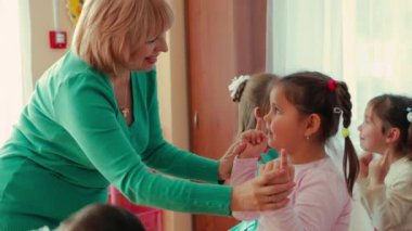 Sigara geleneksel yöntemleri öncesi schoo konuşmasında çocuk gelişimi.