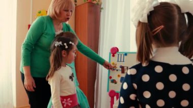 Sigara geleneksel yöntemleri öncesi schoo konuşmasında çocuk gelişimi.