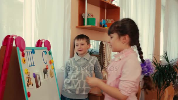 Métodos não tradicionais no desenvolvimento da fala infantil na pré-escola . — Vídeo de Stock