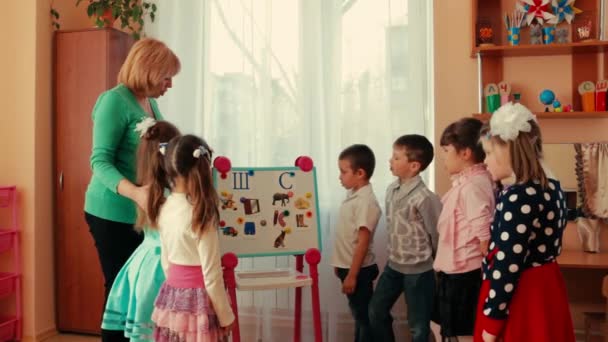 中古スクーで子供のスピーチの開発に非伝統的な方法. — ストック動画