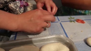 Hamur ürünleri hazırlama elle yapılan yöntem.