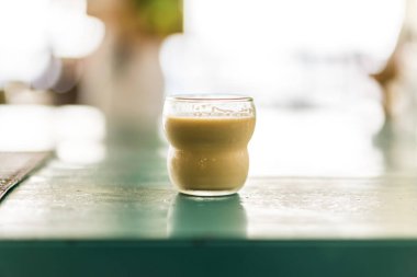 Tek cam Kadehi çikolata içki ile