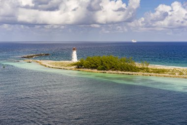 Okyanus yarımadasında deniz feneri