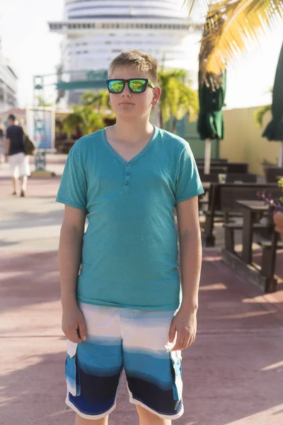 Jeune adolescent garçon dans des lunettes de soleil à la mode — Photo