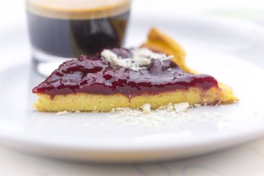 Dilim taze berry pasta veya kahve ile börek