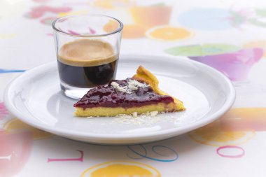 Dilim taze berry pie ve espresso kahve