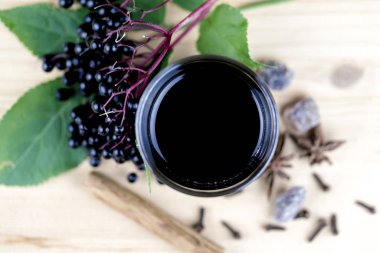 Taze mürver suyu meyve ve baharat ile