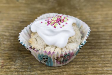 Taze muffin beyaz buzlanma ile yakından