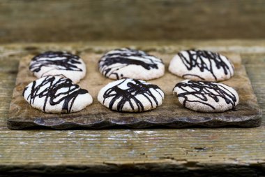 Taze pişmiş çerezleri çikolata ile drizzled