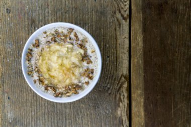 Ahşap masa fındık ile tahıl kase