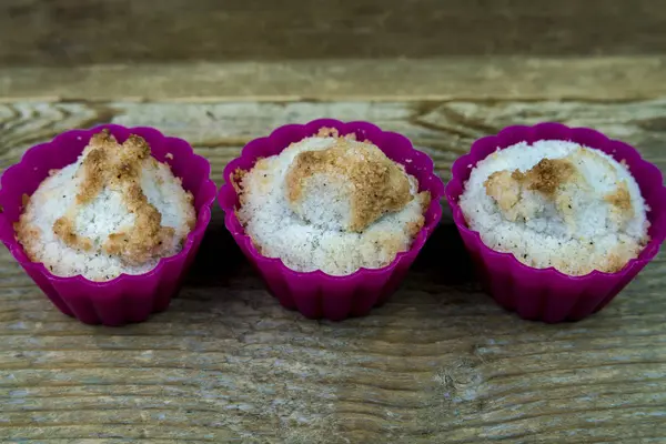 Fila de três cupcakes de coco — Fotografia de Stock