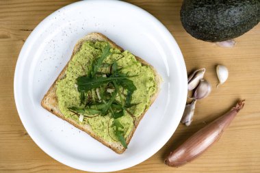Avokado armut, soğancık ve sarımsak ile bir sandviç