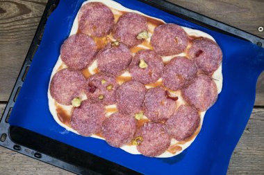 Ev yapımı taze salam veya pepperoni pizza