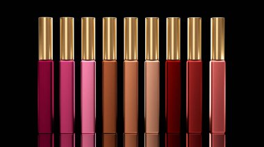 Siyah arka plan ile bir dudak parlatıcısı. Kozmetik, güzellik, moda, m