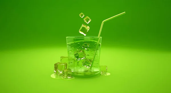 Bir bardak soda ve buz ile yaz yeşil arka plan — Stok fotoğraf