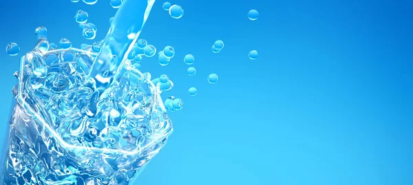 Schöner blauer Hintergrund mit einem Spritzer Mineralwasser in einem Glas — Stockfoto