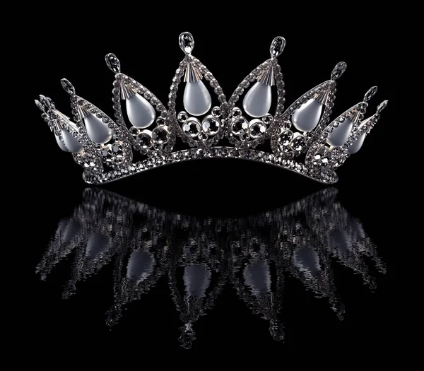 Lüks mücevherler, düğün diyademi. 3d illüstrasyon, 3d canlandırma.