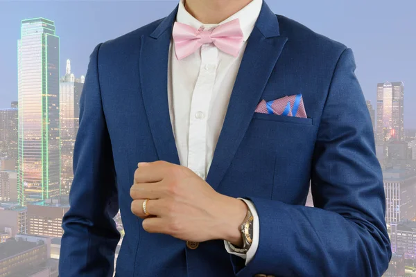 Man in blauwe pak bowtie, zak plein — Stockfoto