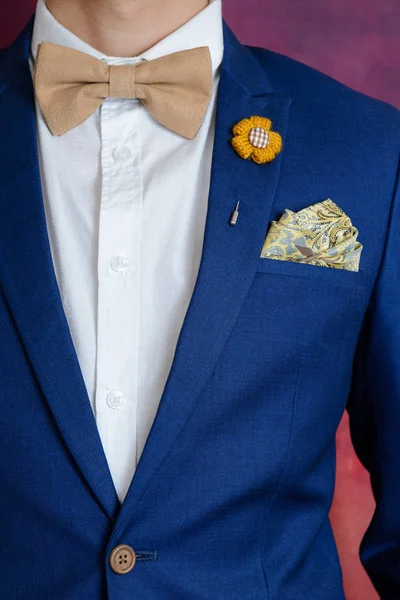 Ember a kék ruha értékesíti, zsebében tér — Stock Fotó
