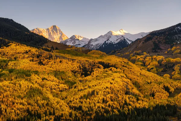 Осенний цвет Capital Peaks, деревня снегоходов, Колорадо — стоковое фото