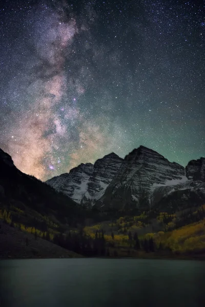 Milky way over Maroon Bells Colorado, Fall — Stock Photo, Image