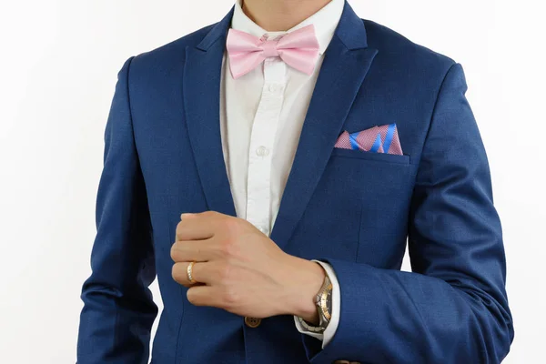 Mannen i blå kostym bowtie, pocket square Stockfoto