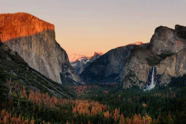 Puesta de sol vista de túnel Parque de Yosemite, California —  Fotos de Stock