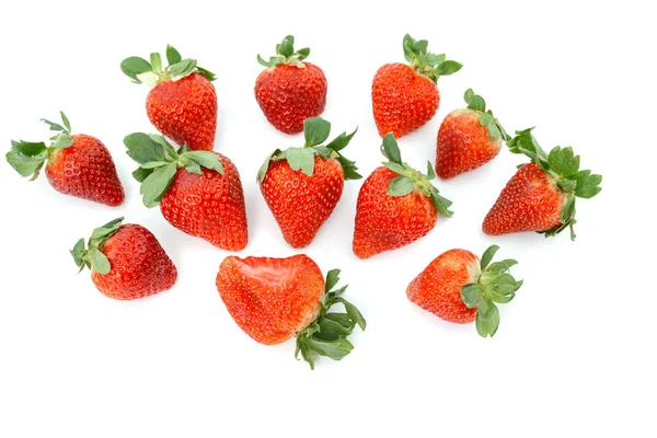 Beyaz arkaplanda bir grup taze çilek