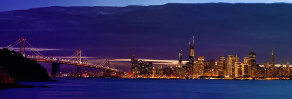 San Francisco Bay area manzarası güneş battıktan sonra