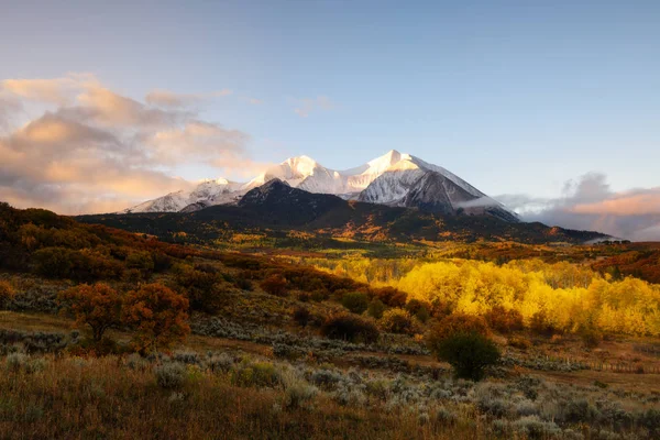 Twin peaks berg, Mount Sopris och älg — Stockfoto