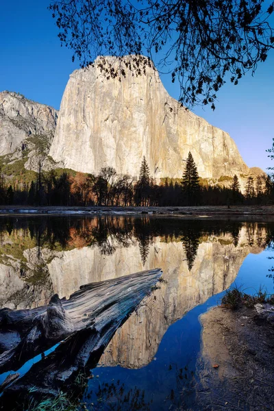 Reflexão de El Capitan, Parque Nacional de Yosemite — Fotografia de Stock