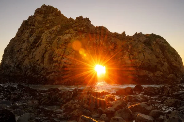 Zachód słońca za pomocą klucza otwór Pfeiffer beach, California — Zdjęcie stockowe