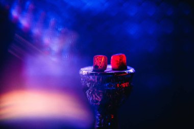 kömür Shisha sıcak kırmızı mavi bir arka plan üzerinde kupa için
