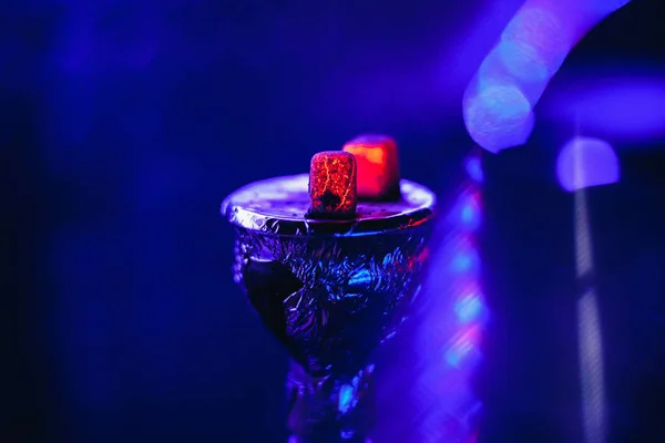 Чаша кальяна с горячими углями на фольге для курения и расслабления — стоковое фото