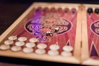 Tavla kemik kare beyaz zar ile arka plan bulanık kumar için