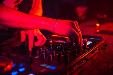 bir gece kulübünde müzik karıştırıcı Dj elinde