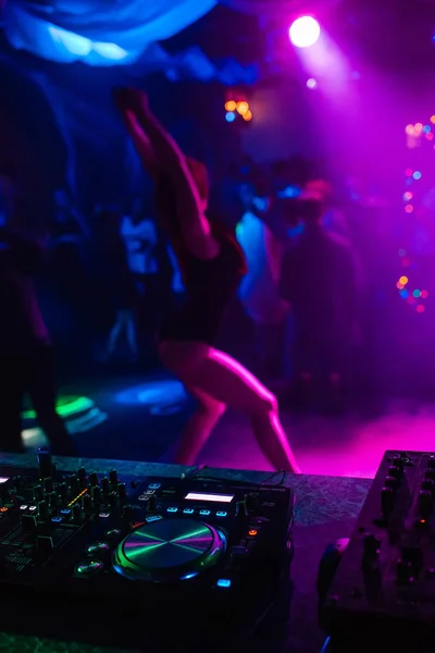 Keverő és a Dj booth, a klub a homályos sziluettje egy táncoló lány — Stock Fotó